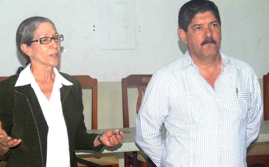 Milagros Rosario Candeliar y el Gobernador de Espaillat José Guillermo López